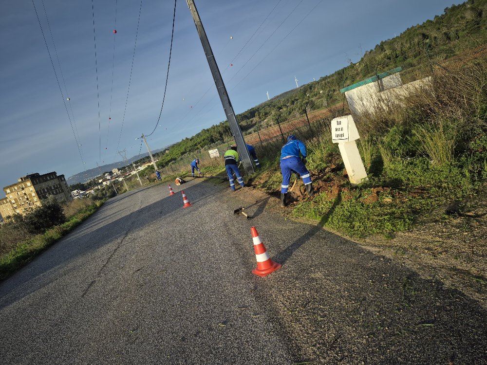 Limpeza e deservagem na Rua Mata do Espargal