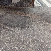 Trabalhos de tapamento de buracos no pavimento